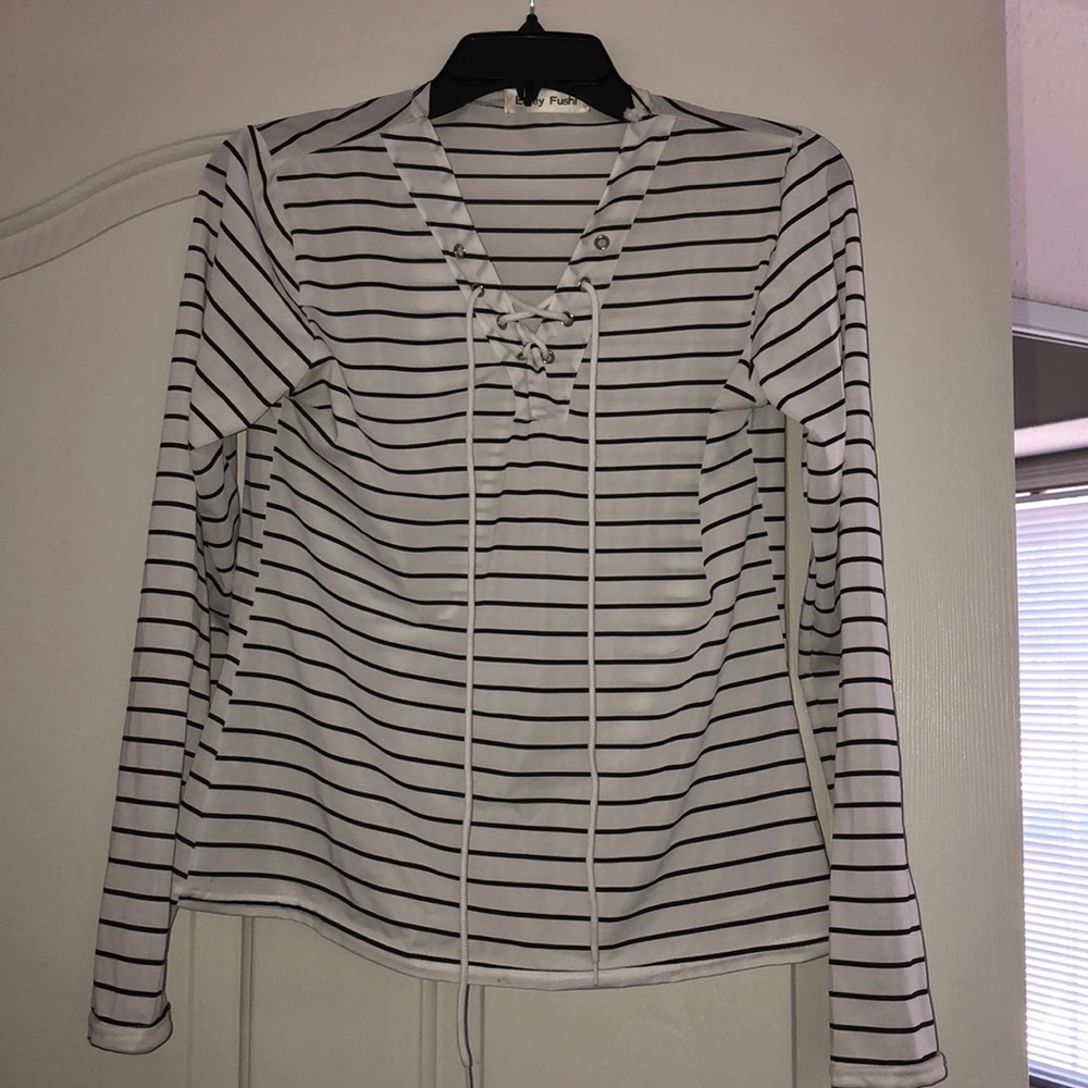 Black and white light weight long sleeve blouse